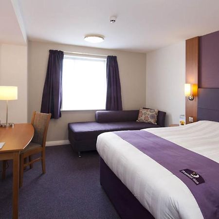 Premier Inn Woking West - A324 Zewnętrze zdjęcie