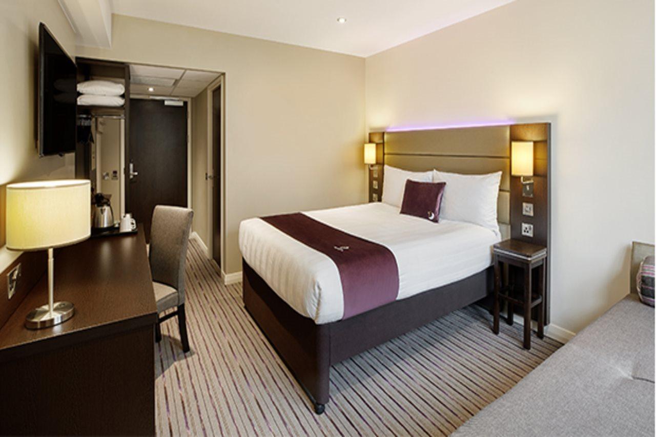Premier Inn Woking West - A324 Zewnętrze zdjęcie