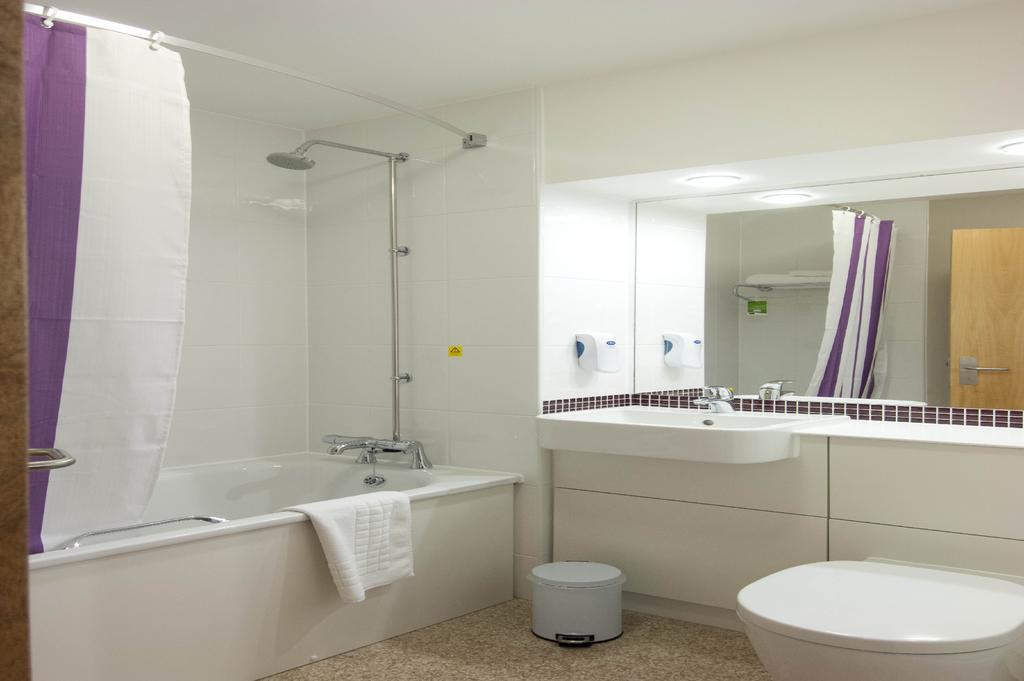 Premier Inn Woking West - A324 Zewnętrze zdjęcie