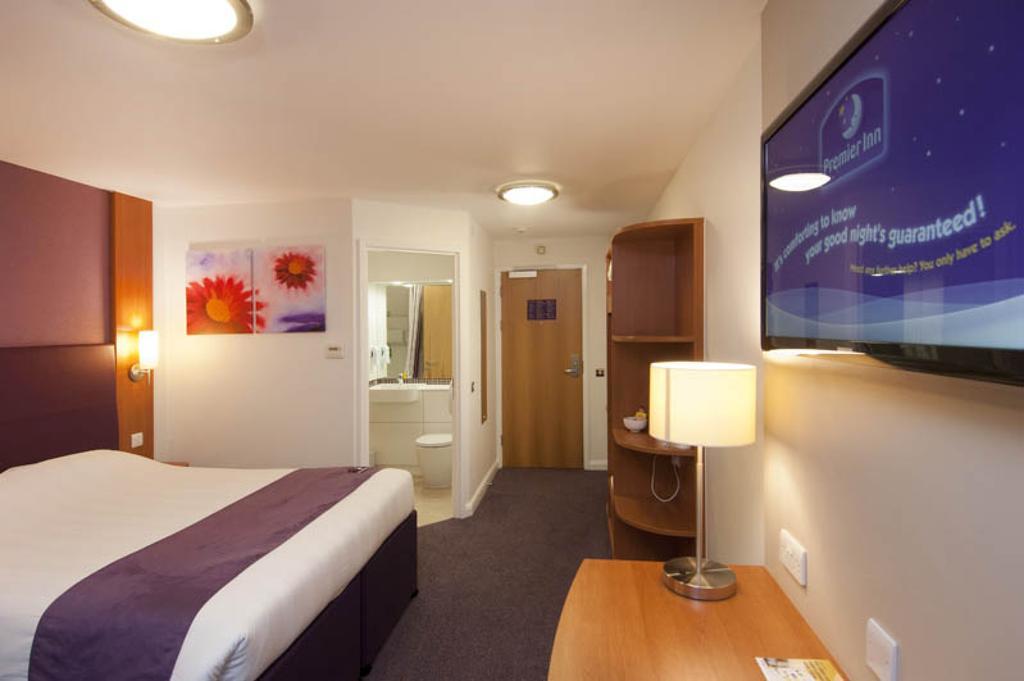 Premier Inn Woking West - A324 Zewnętrze zdjęcie