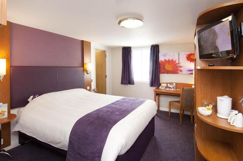 Premier Inn Woking West - A324 Zewnętrze zdjęcie